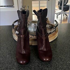 Elegant Brown Leather Women's Boots by UGG